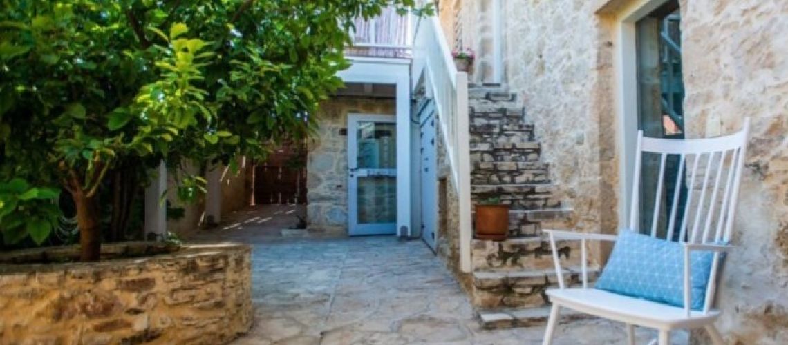 Σίβα Ματάλων πωλούνται δύο παραδοσιακά πετρόχτιστα σπίτια με υπέροχη αυλή Siva Matalon, two traditional stone-built houses with a wonderful yard are for sale εικόνα ακινήτου