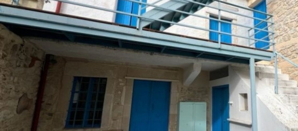 Ανακαινισμένο πέτρινο σπίτι με αυλή στον Αμπελούζο Μοιρών. Renovated stone house with a courtyard in Ambelouzos Miron εικόνα ακινήτου