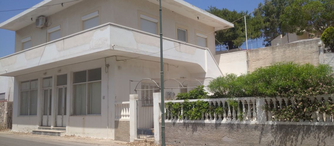 Πωλείται ισόγειο κατάστημα με διαμέρισμα πρώτου ορόφου στο δρόμο προς αεροδρόμιο Λέρου Ground floor shop with first floor apartment for sale on the road to Leros airport εικόνα ακινήτου