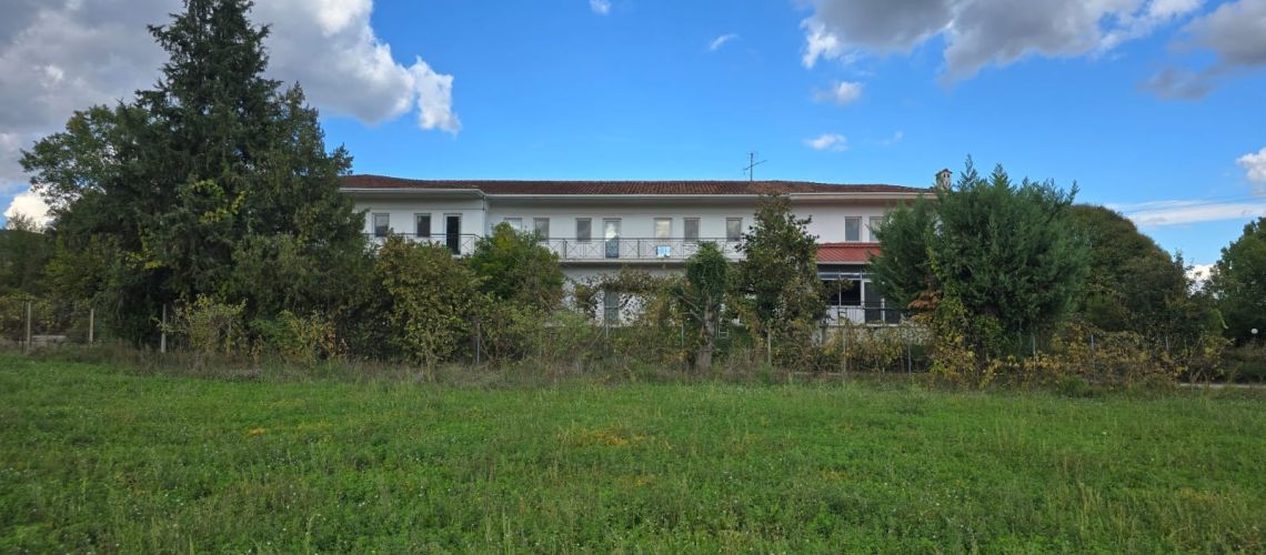 Πωλείται επαγγελματικό κτίριο 1.300τμ ιδανικό και για ξενοδοχείο Πεδινή Ιωαννίνων εικόνα ακινήτου